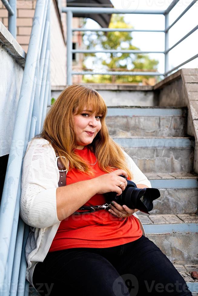 photographe femme taille plus à l'extérieur photo