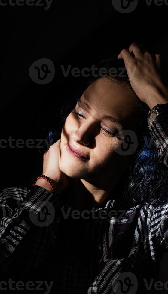 portrait d'une belle jeune femme avec un motif d'ombre sur le visage photo