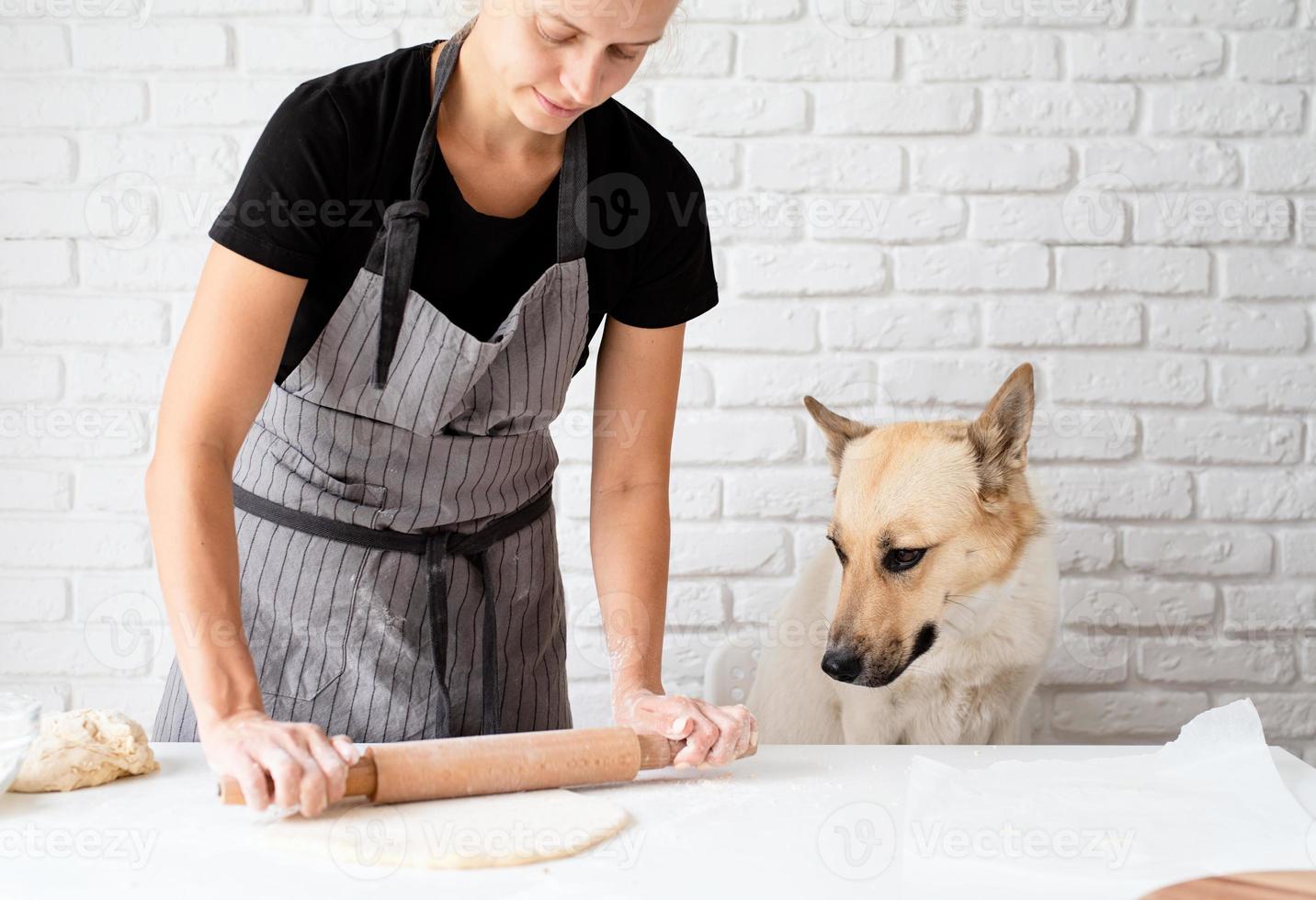 femme pétrir la pâte à la maison photo
