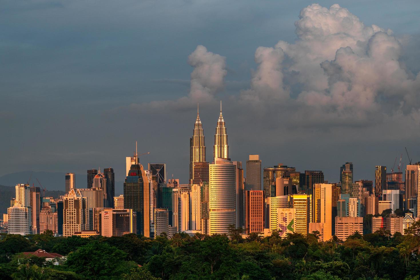 kuala lumpur, malaisie 2021- skyline de la ville de kuala lumpur le soir avec des nuages dramatiques au coucher du soleil, prise du point de vue de bukit tunku, kuala lumpur photo