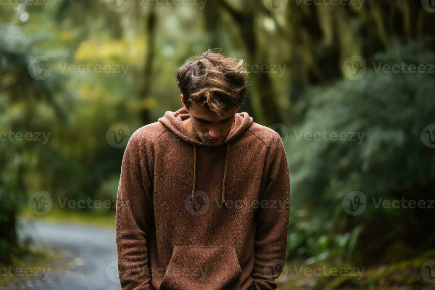 éperdu Jeune adulte dans serein des bois Contexte avec vide espace pour texte photo