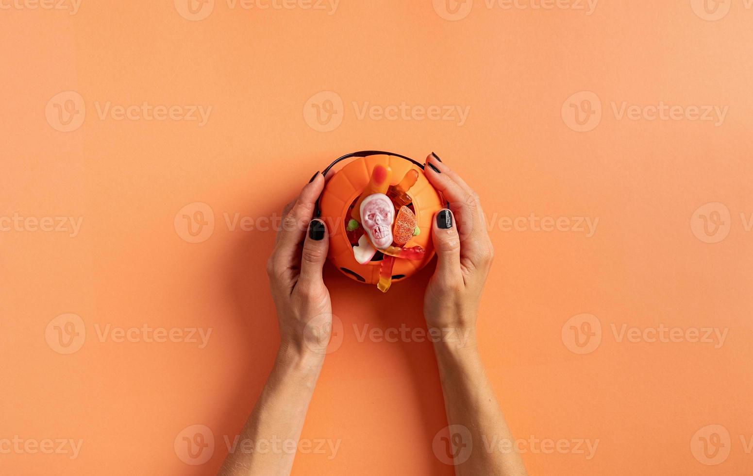 zombie's hand holding jack o'lantern avec des bonbons photo