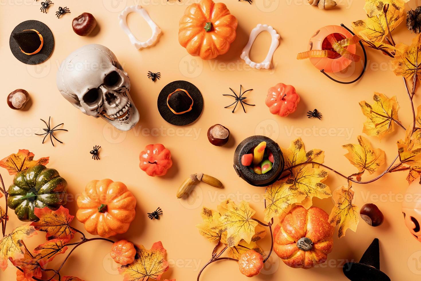 décorations de vacances avec citrouilles et bonbons, vue de dessus sur fond orange photo