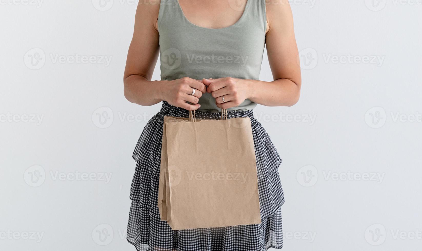 femme tenant des sacs à provisions écologiques photo