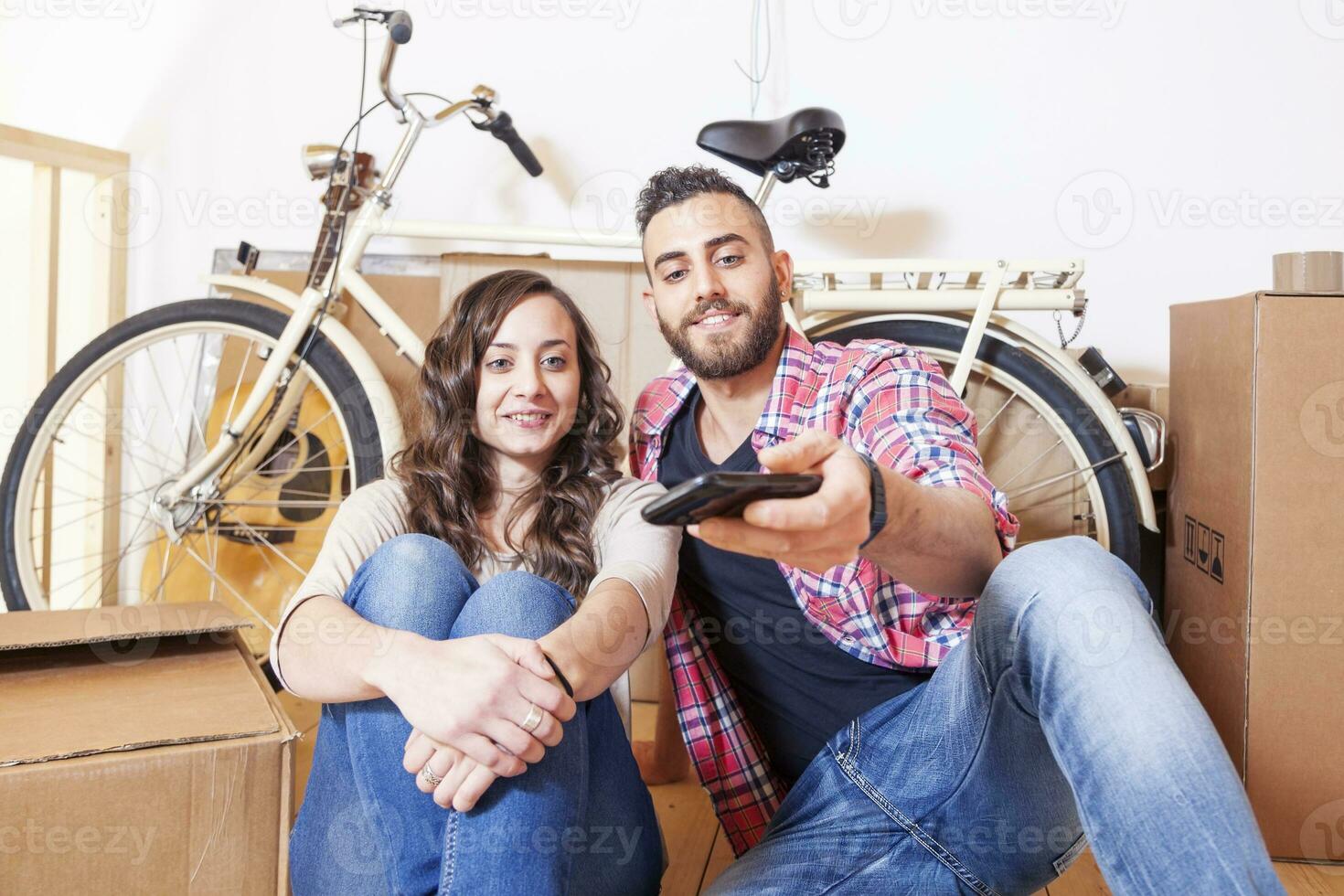 magnifique Jeune couple prendre une selfie après en mouvement photo