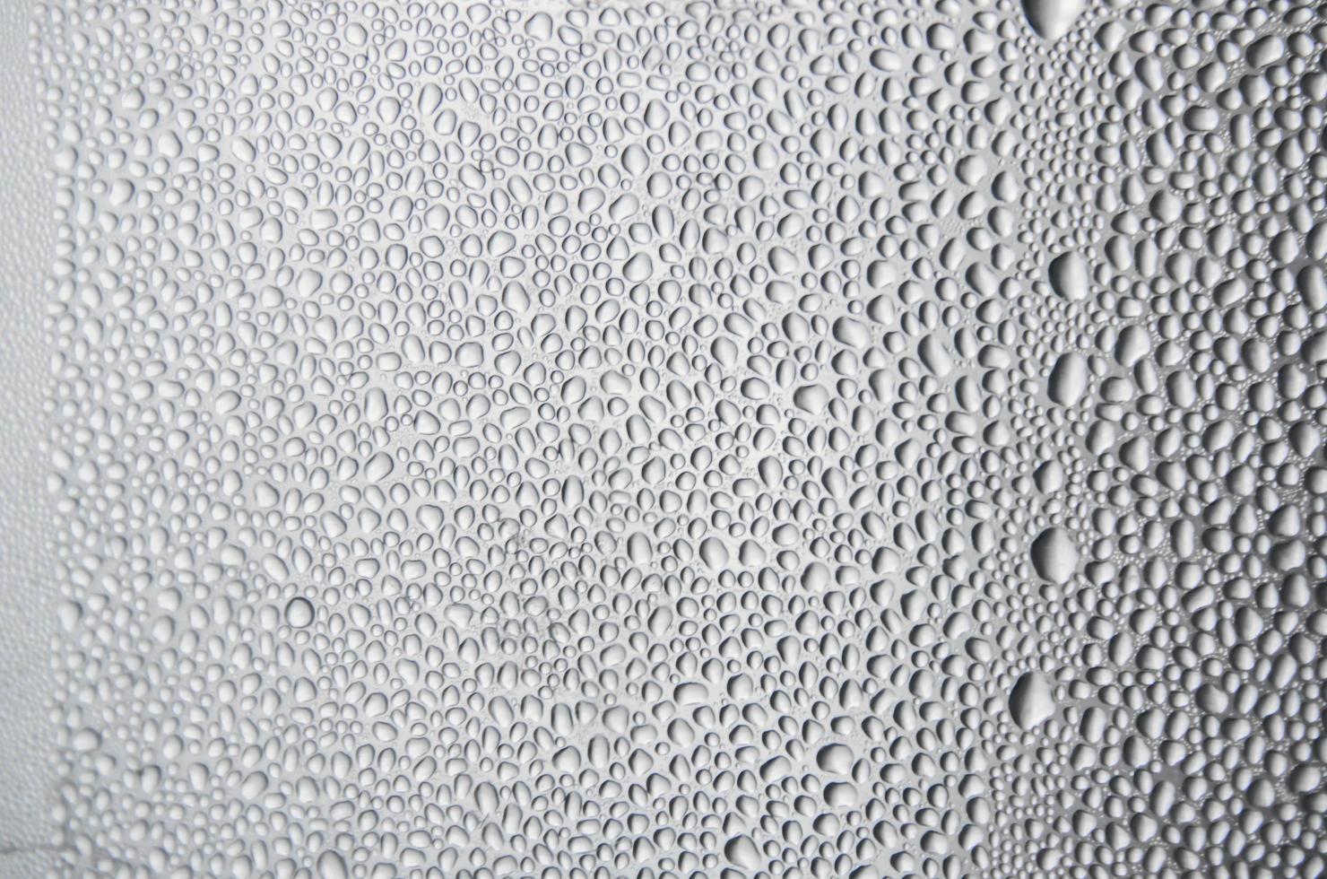 fond et papier peint par goutte de pluie et gouttes d'eau sur la fenêtre. photo