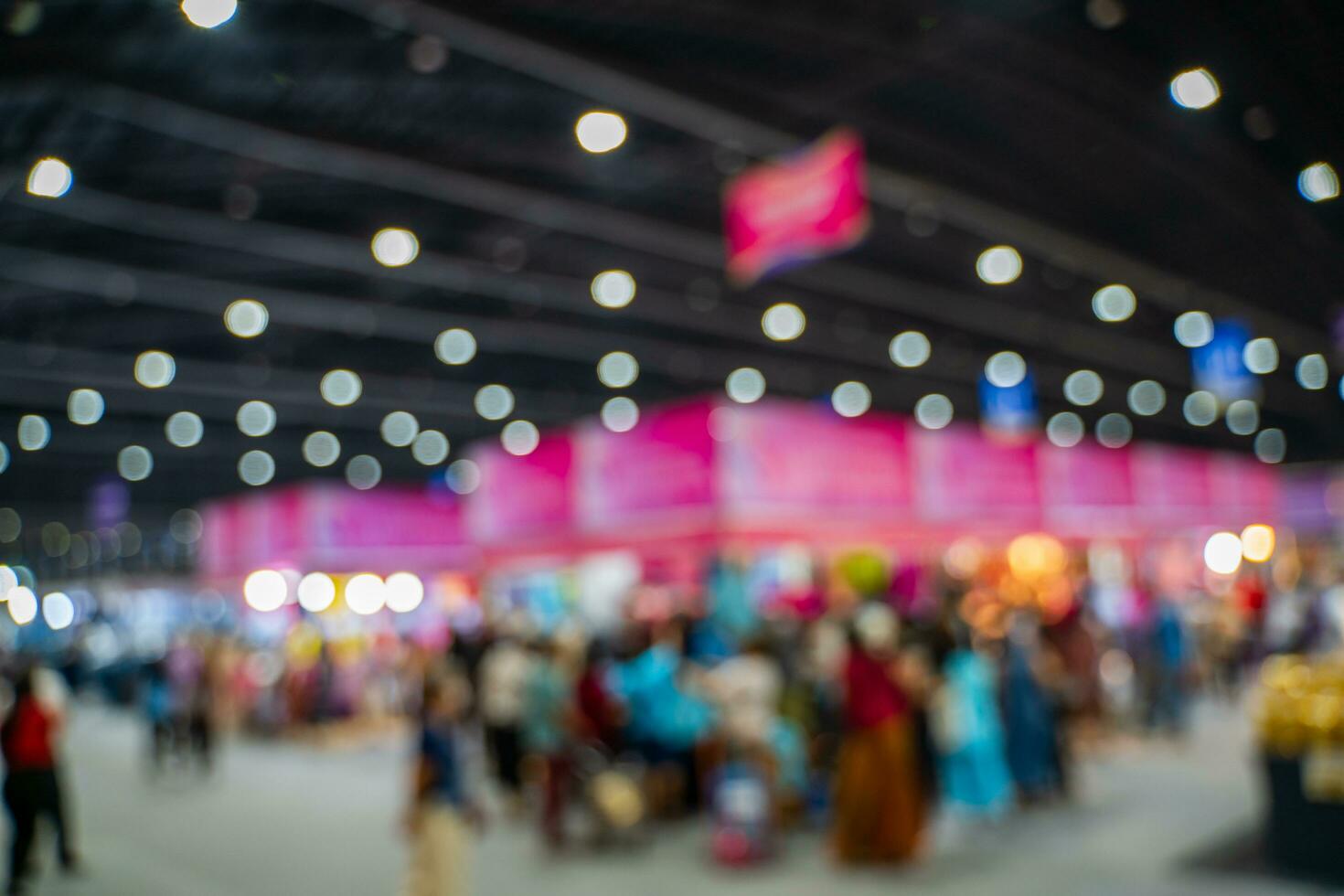 flou images de Commerce foires dans le gros salle. image de gens en marchant sur une Commerce juste exposition ou expo où affaires gens spectacle innovation activité et présent des produits dans une gros salle. photo