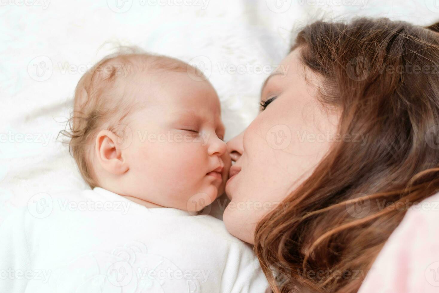 magnifique mère embrasser sa peu bébé fille photo