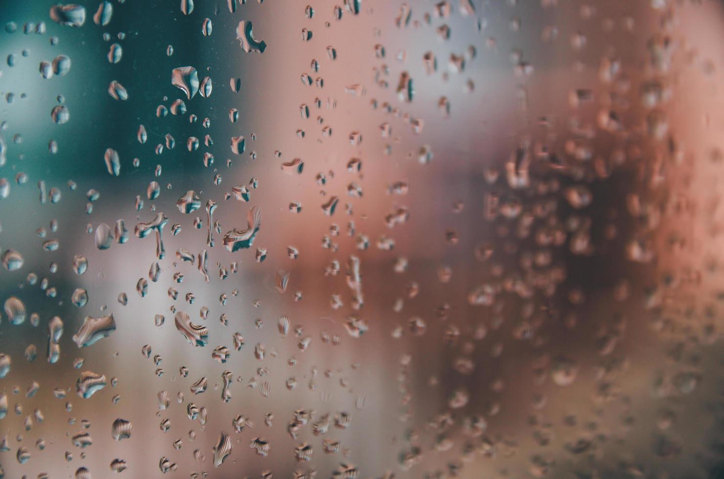 fond et papier peint par goutte de pluie et gouttes d'eau sur la fenêtre. photo