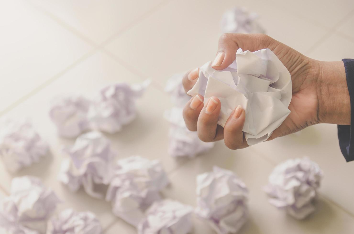 aucune idée et concept d'échec, main humaine tenant du papier froissé et des ordures. photo