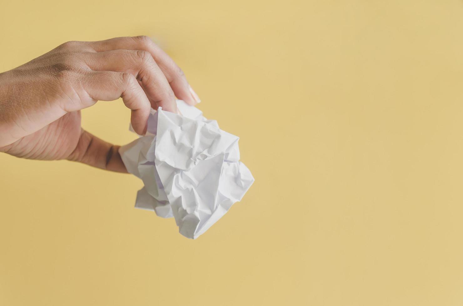 aucune idée et concept d'échec, main humaine tenant du papier froissé et des ordures. photo