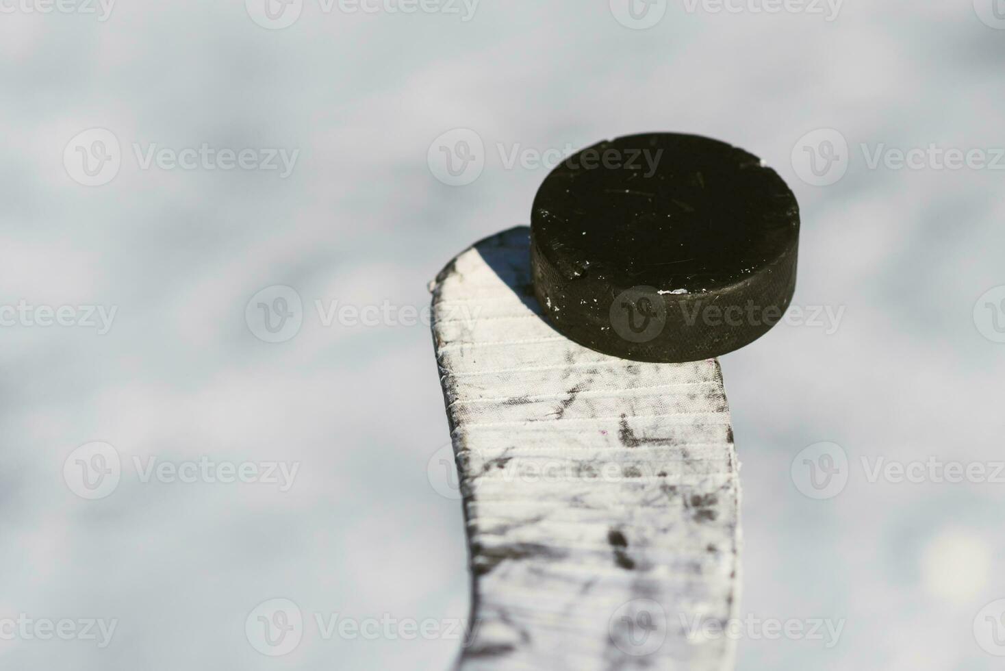 fermer de des bâtons et rondelles dans le stade photo