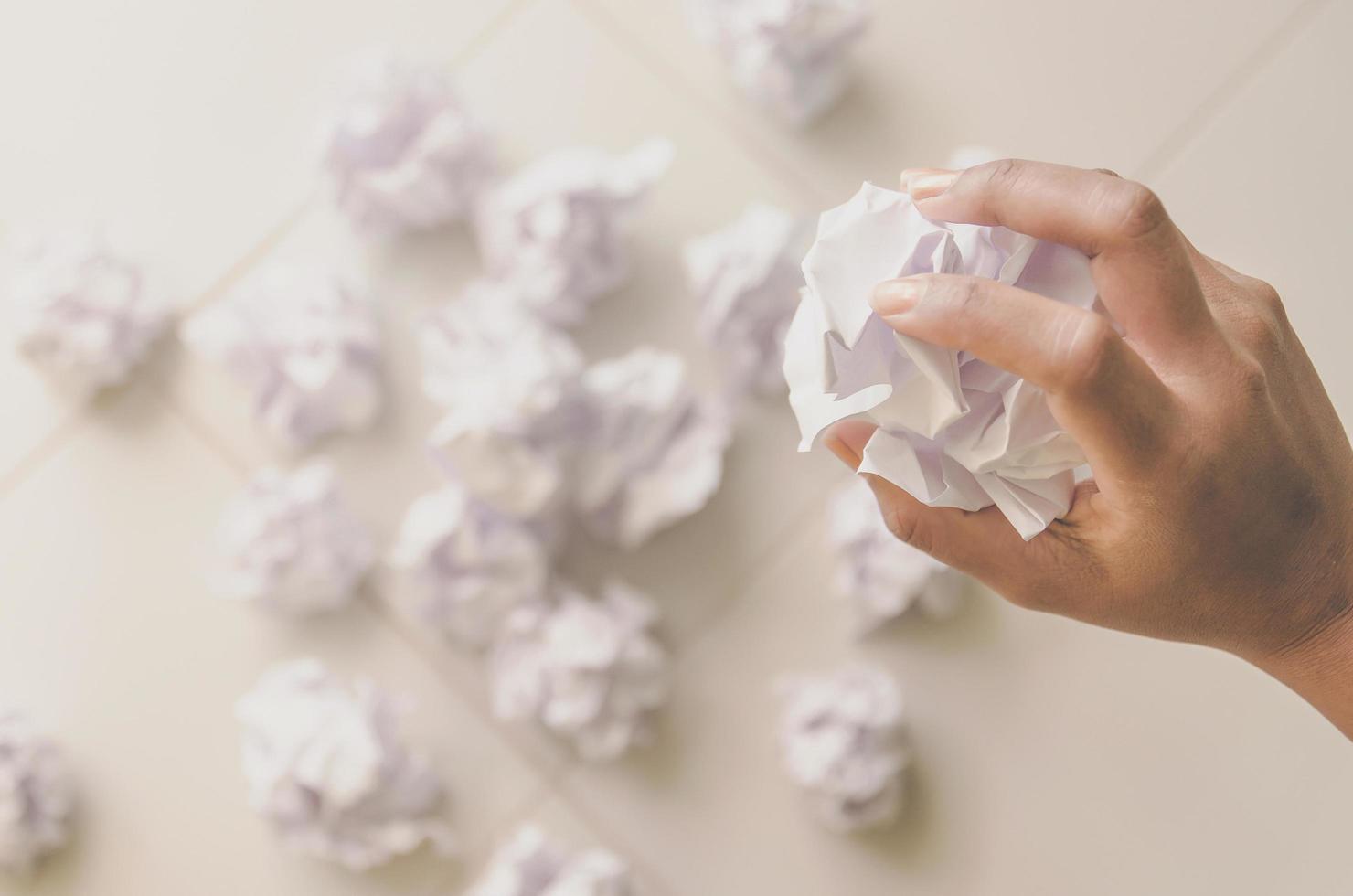 aucune idée et concept d'échec, main humaine tenant du papier froissé et des ordures. photo