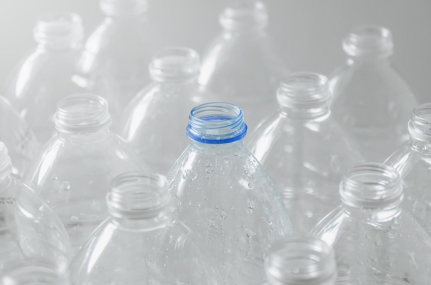bouteilles vides à recycler, campagne pour réduire le plastique et sauver le monde. photo