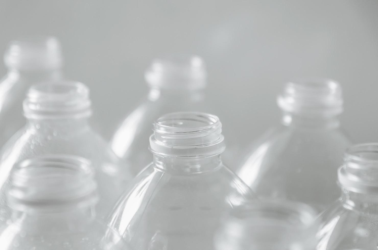 bouteilles vides à recycler, campagne pour réduire le plastique et sauver le monde. photo