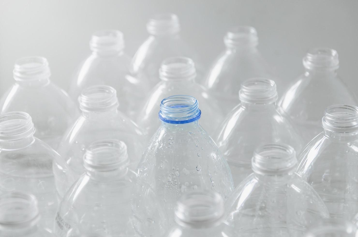 bouteilles vides à recycler, campagne pour réduire le plastique et sauver le monde. photo