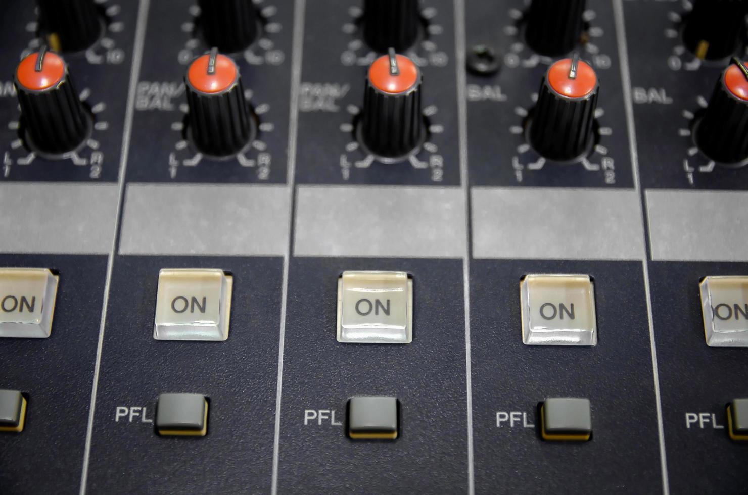 console de mixage audio et mixage sonore avec boutons et curseurs. photo