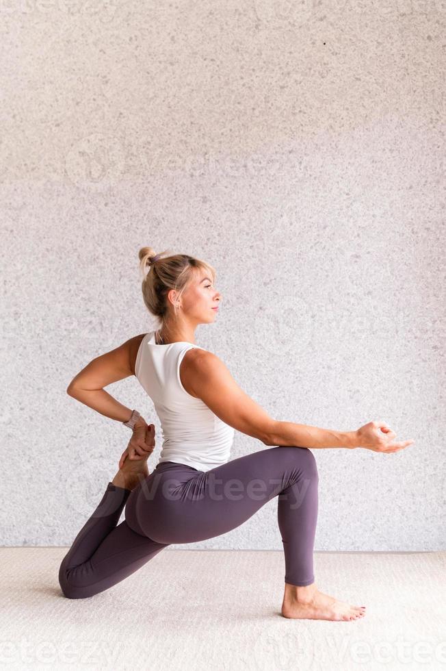 jeune femme séduisante pratiquant le yoga, portant des vêtements de sport photo