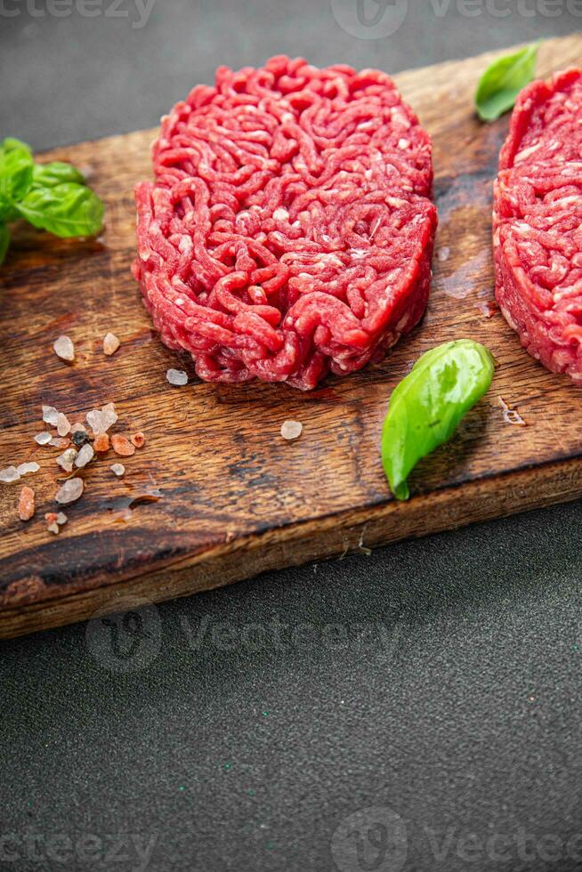 escalope brut Viande Frais apéritif du boeuf Hamburger cuisine en mangeant repas nourriture casse-croûte sur le table copie espace nourriture Contexte rustique Haut vue photo