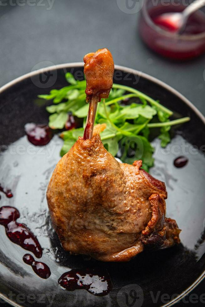canard jambe confit baie sauce la volaille Viande en mangeant cuisine apéritif repas nourriture casse-croûte sur le table photo