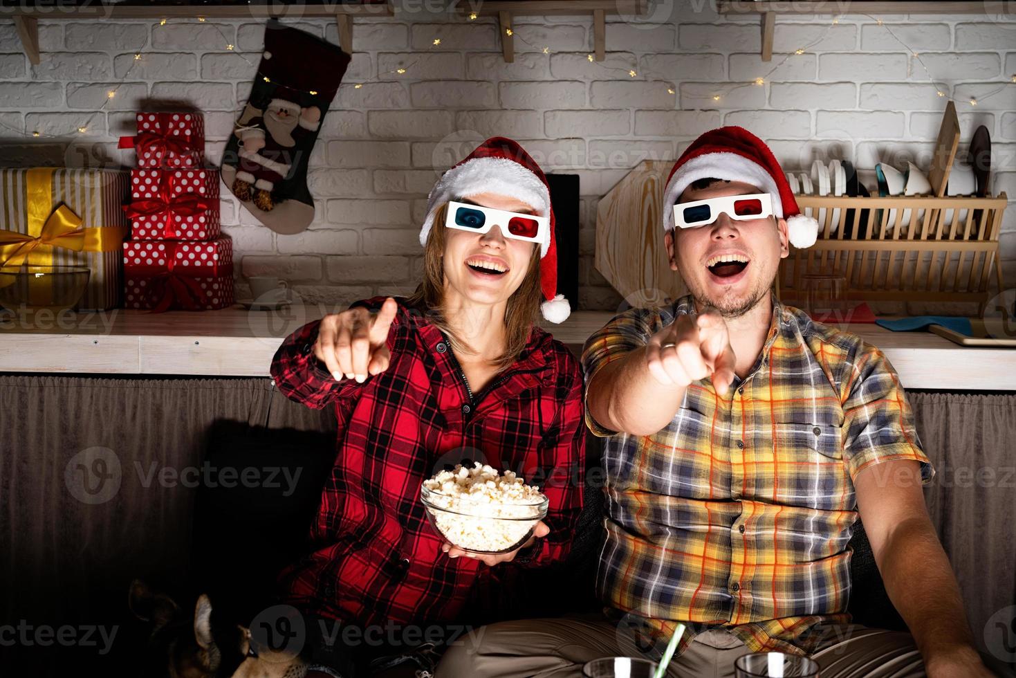 jeune couple à lunettes 3d regardant des films à la maison à noël photo