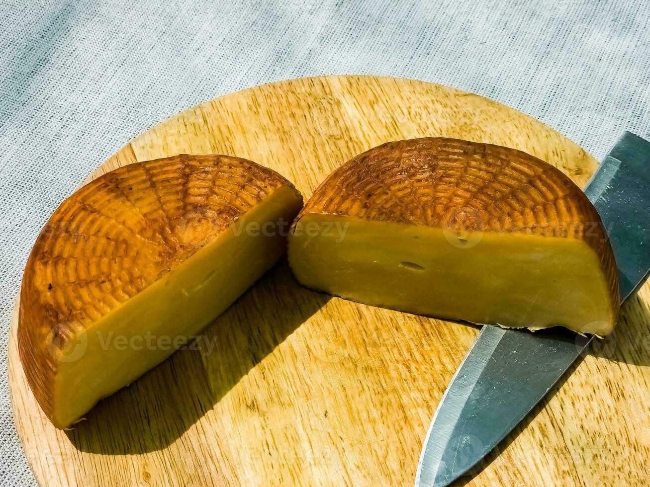 fromage sur une en bois planche. Contexte. géorgien fromage suluguni photo