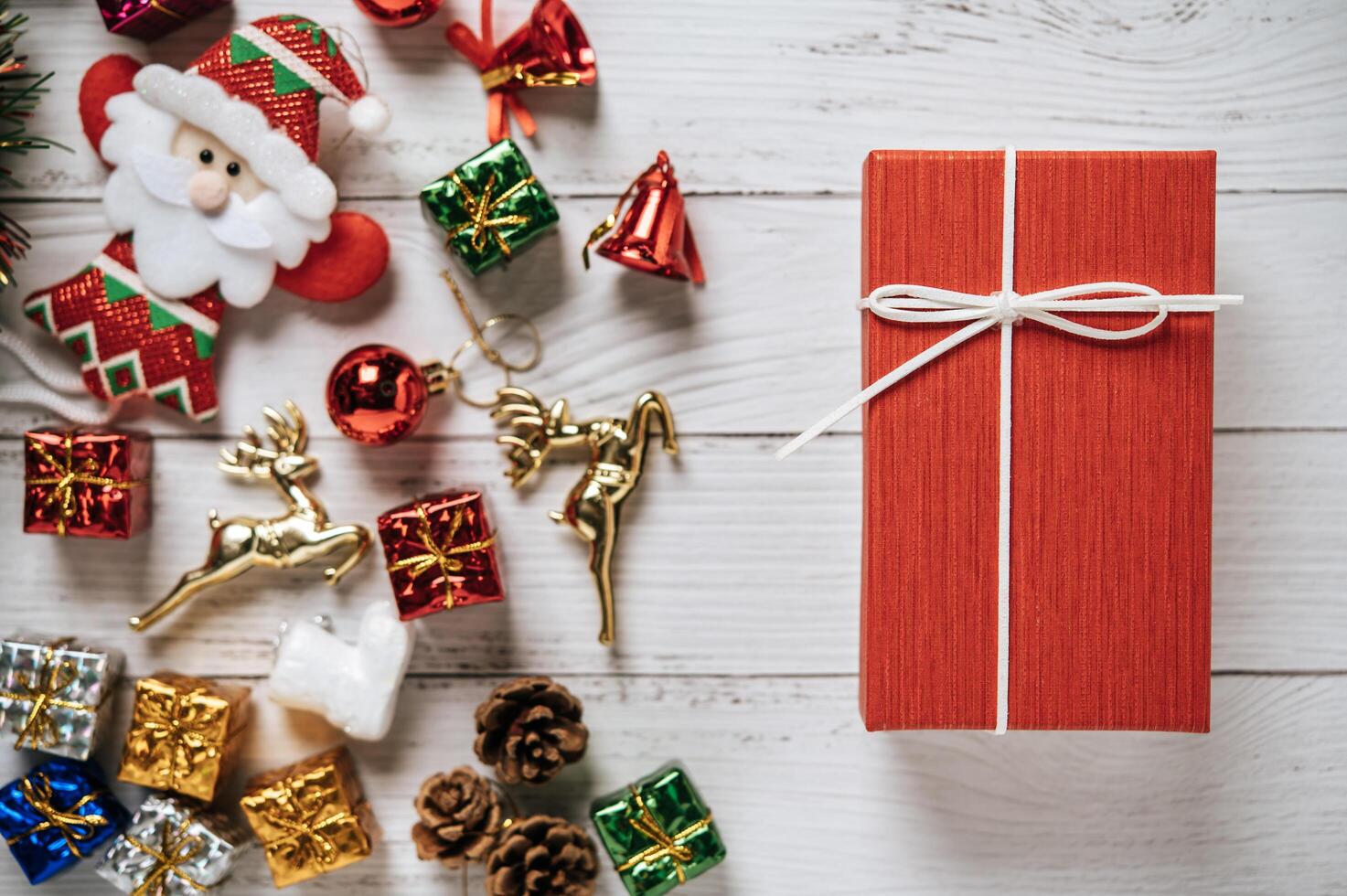 coffret cadeau avec un petit cadeau sur un fond en bois blanc photo