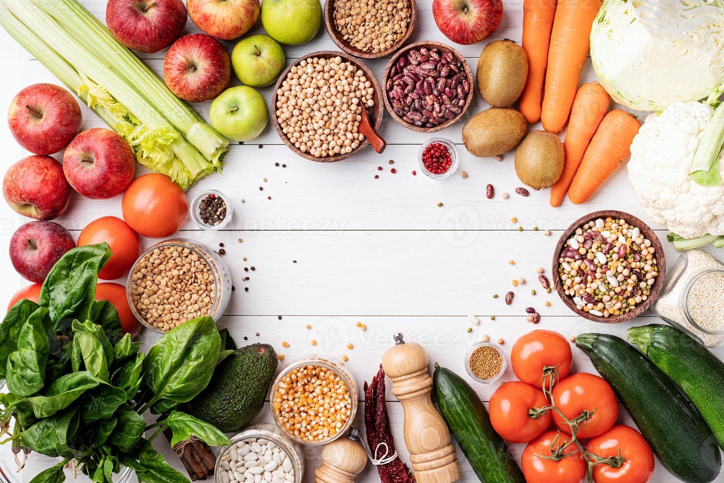 vue de dessus d'une alimentation saine sur fond de bois blanc photo