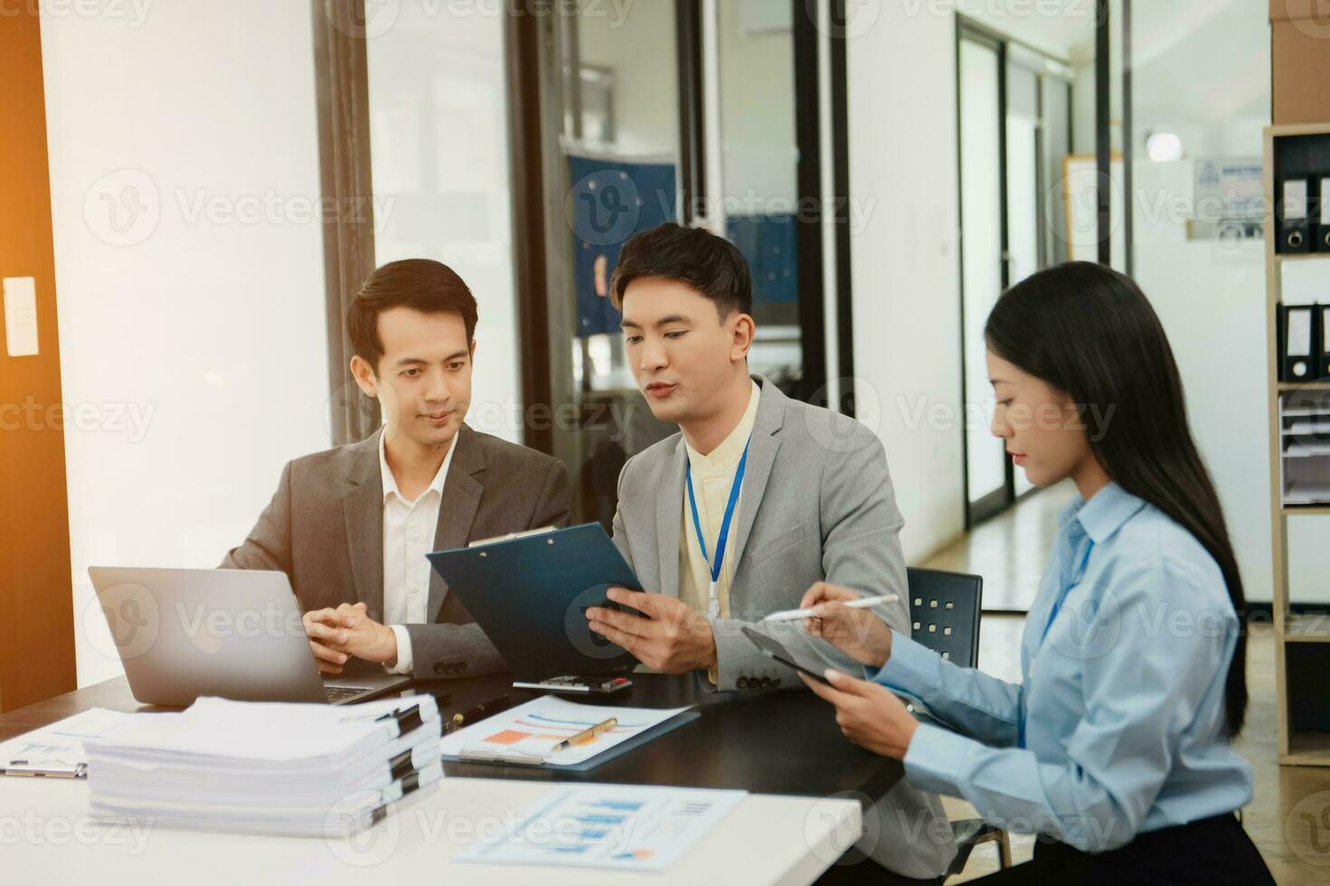 Créatif gestionnaires équipage travail avec Nouveau Commencez projet dans bureau. asiatique équipe réflexion. photo