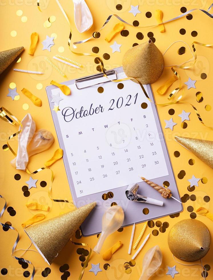 calendrier octobre 2021 avec confettis, chapeaux d'anniversaire et ballons photo