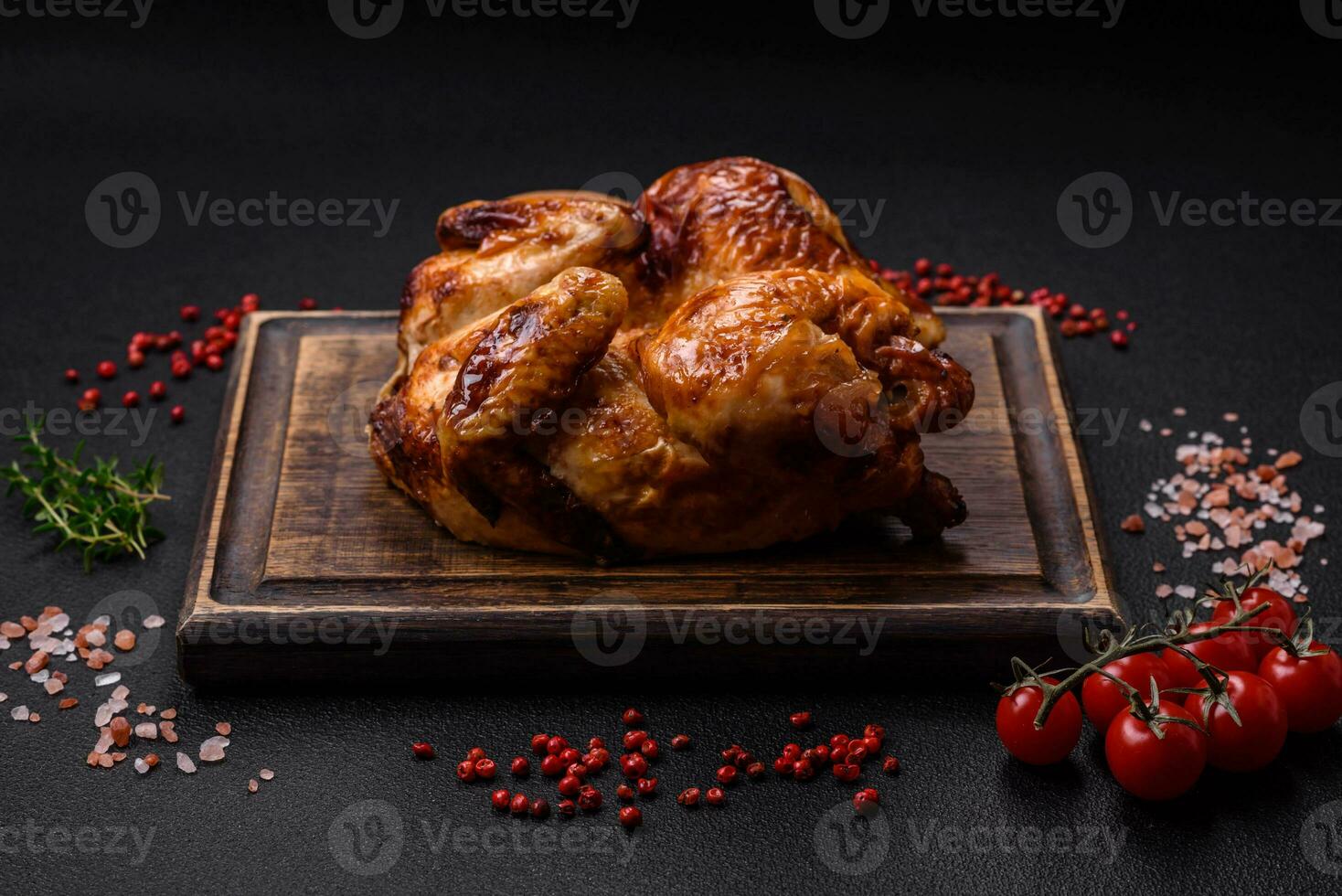 croustillant délicieux entier cuit poulet avec légumes, sel et épices photo