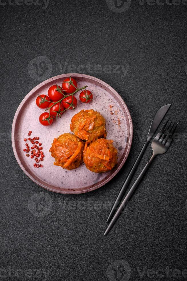 délicieux Frais Boulettes de viande de haché Viande ou poisson avec tomate sauce photo