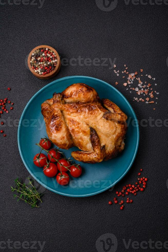 croustillant délicieux entier cuit poulet avec légumes, sel et épices photo