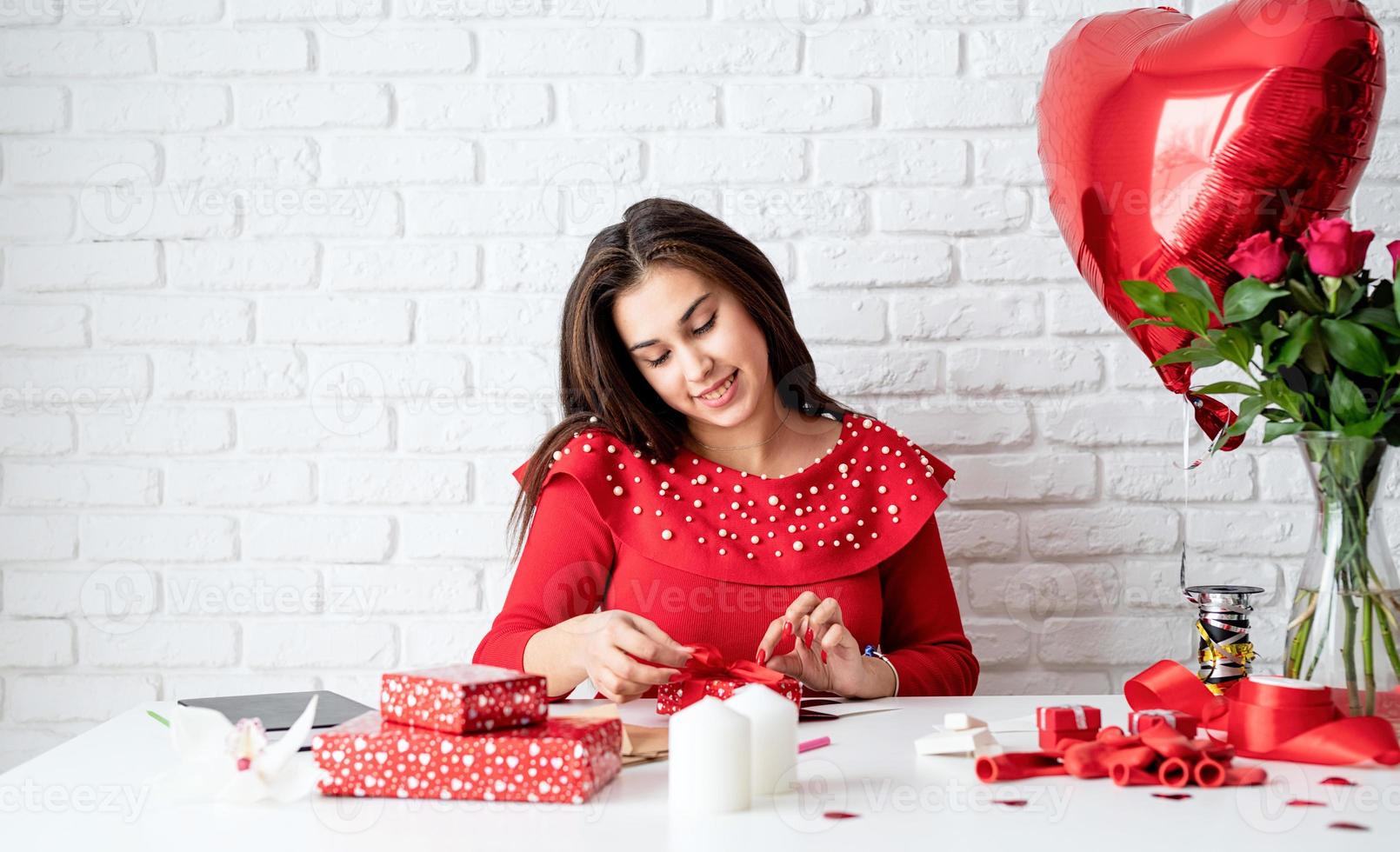 femme emballant des cadeaux pour la saint valentin photo