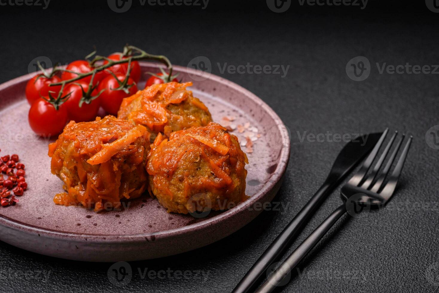 délicieux Frais Boulettes de viande de haché Viande ou poisson avec tomate sauce photo