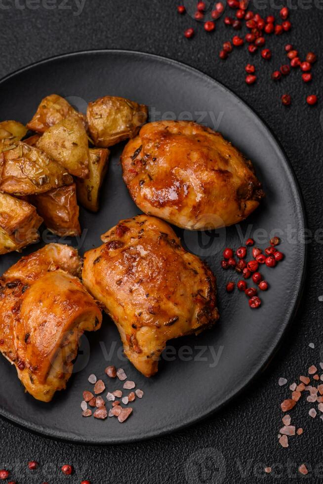 délicieux Frais poulet kebab avec sel, épices et herbes photo