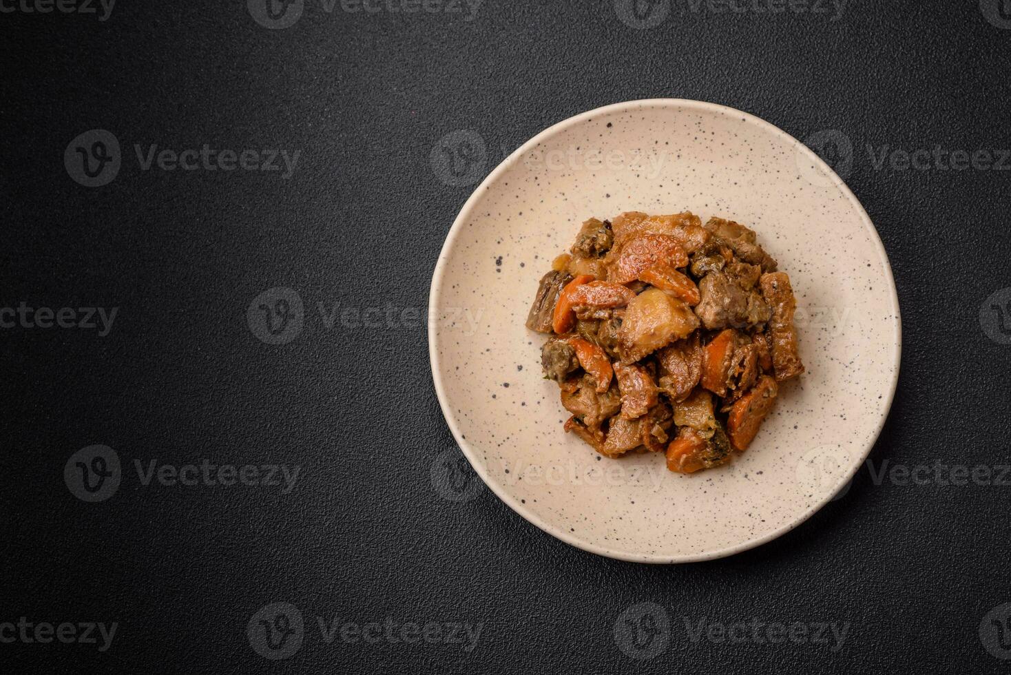 délicieux légume Ragoût de patates, du boeuf Viande, champignons, carottes, sel, épices et herbes photo