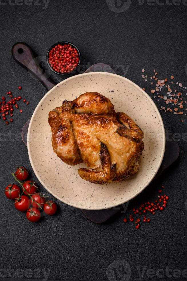 croustillant délicieux entier cuit poulet avec légumes, sel et épices photo