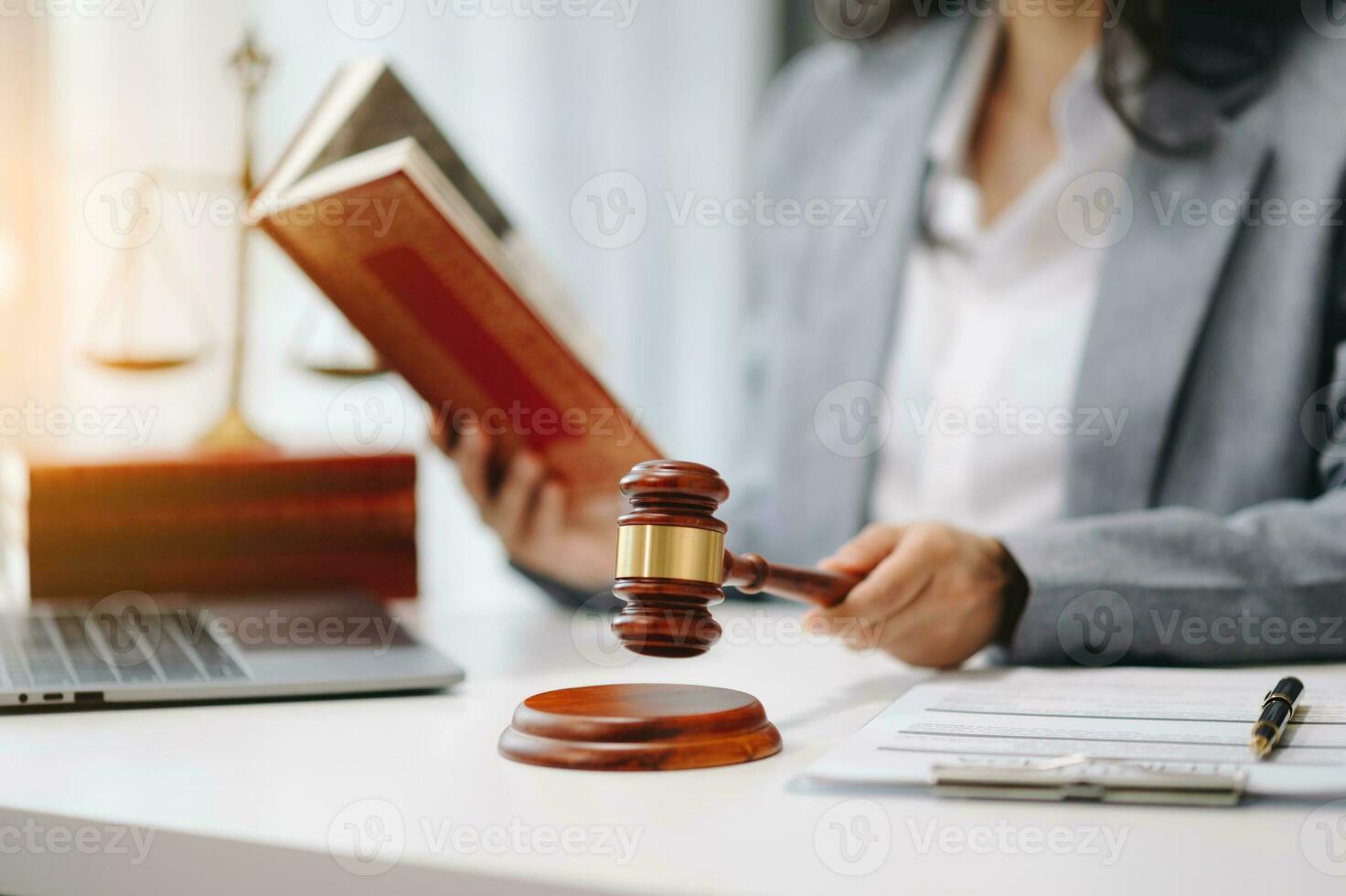 Justice et loi concept.law thème en bois bureau, livres, équilibre. Masculin juge dans une salle d'audience le marteau, travail avec numérique tablette ordinateur sur table photo