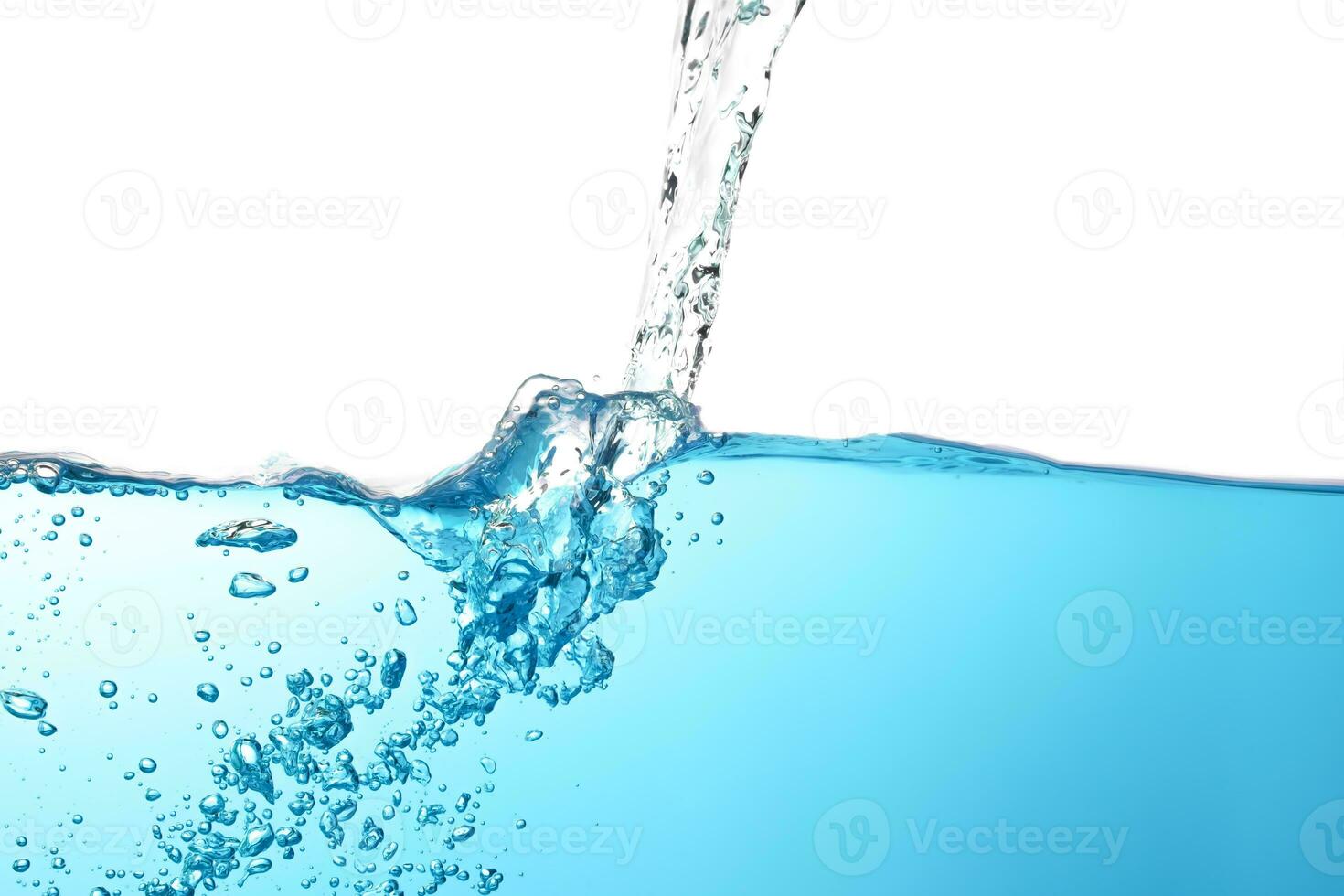 l'eau éclaboussure avec air bulles. Frais et nettoyer surface aqua écoulement dans vague et nettoyer l'eau sur blanc Contexte isolé. fermer photo