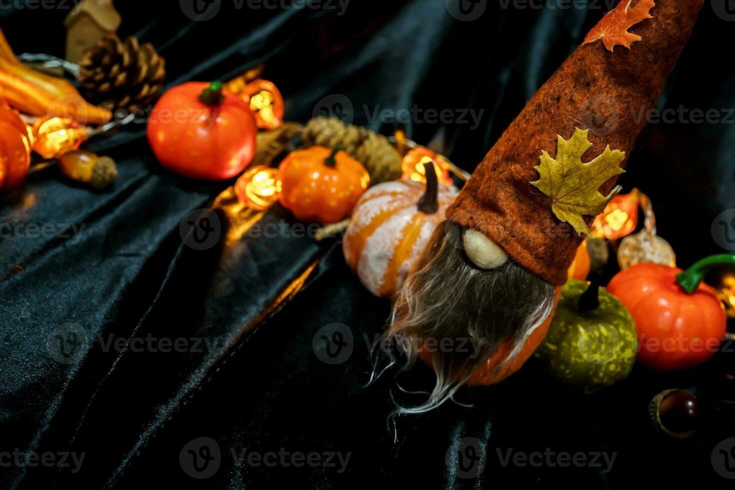 Halloween décorations Contexte. Halloween effrayant citrouille tête sur en bois table Halloween vacances concept photo