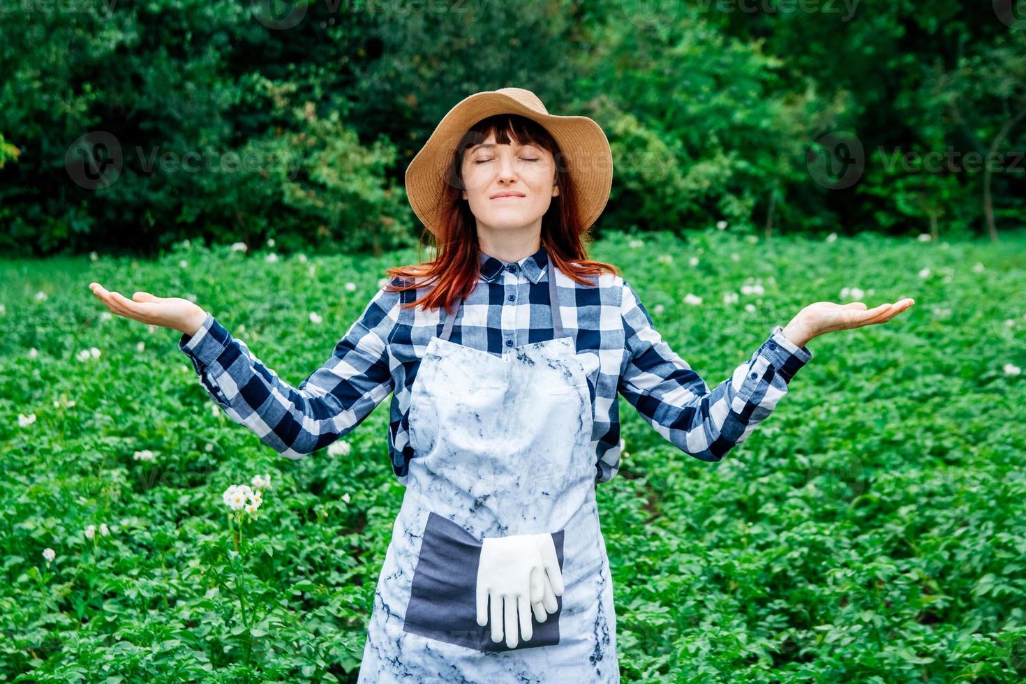 femme méditant dans un jardin photo