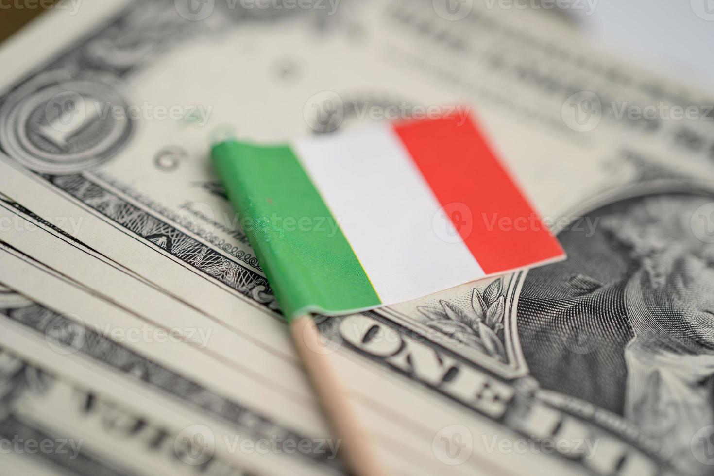 drapeau de l'italie sur les billets de banque en dollars américains, concept financier. photo