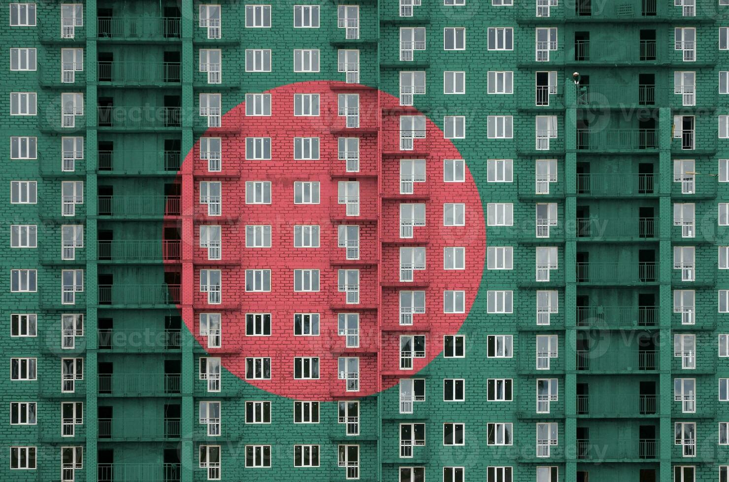 bangladesh drapeau représenté dans peindre couleurs sur à plusieurs étages résidentielle bâtiment en dessous de construction. texturé bannière sur brique mur Contexte photo