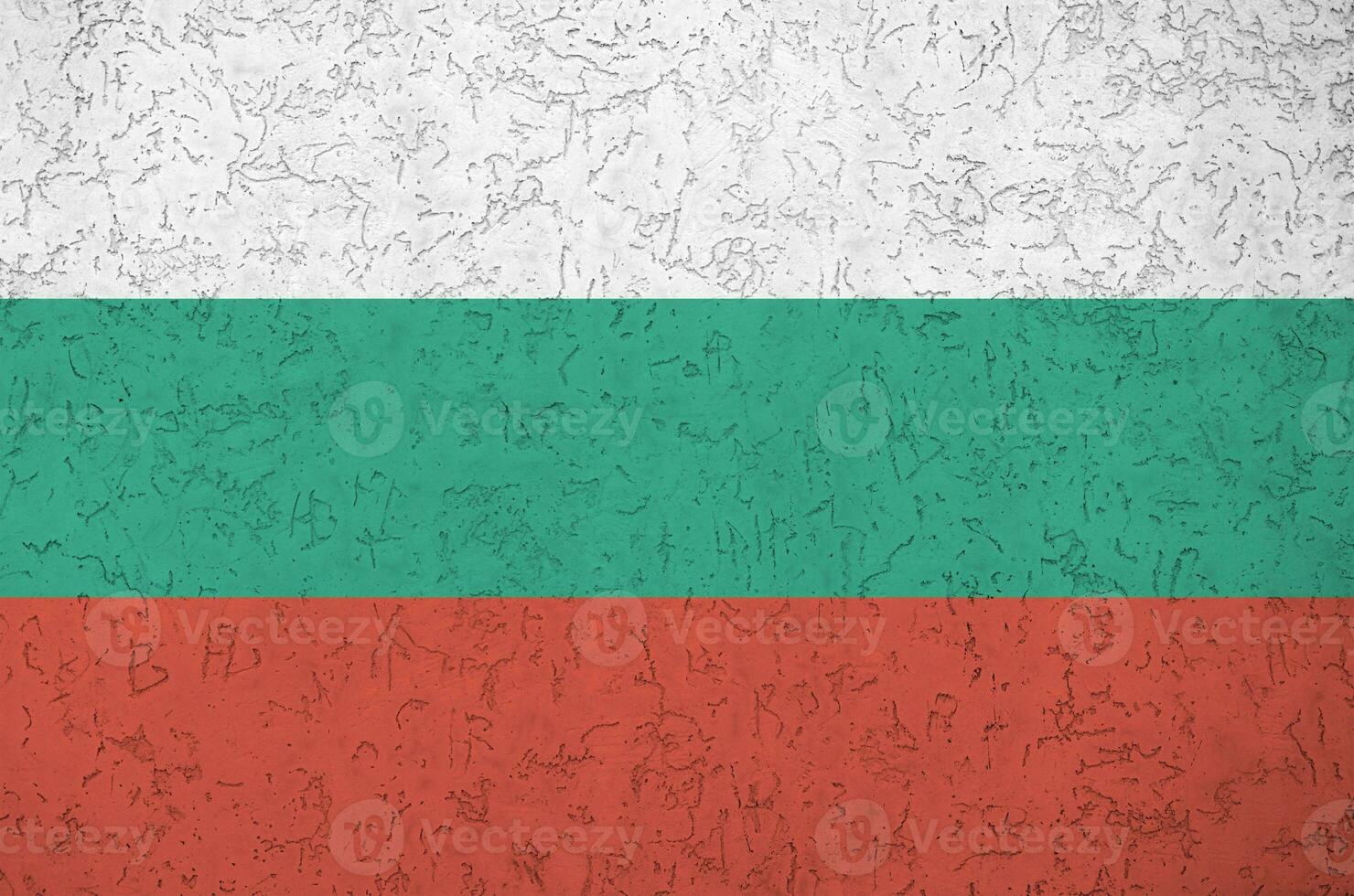 drapeau de la bulgarie représenté dans des couleurs de peinture vives sur un vieux mur de plâtrage en relief. bannière texturée sur fond rugueux photo
