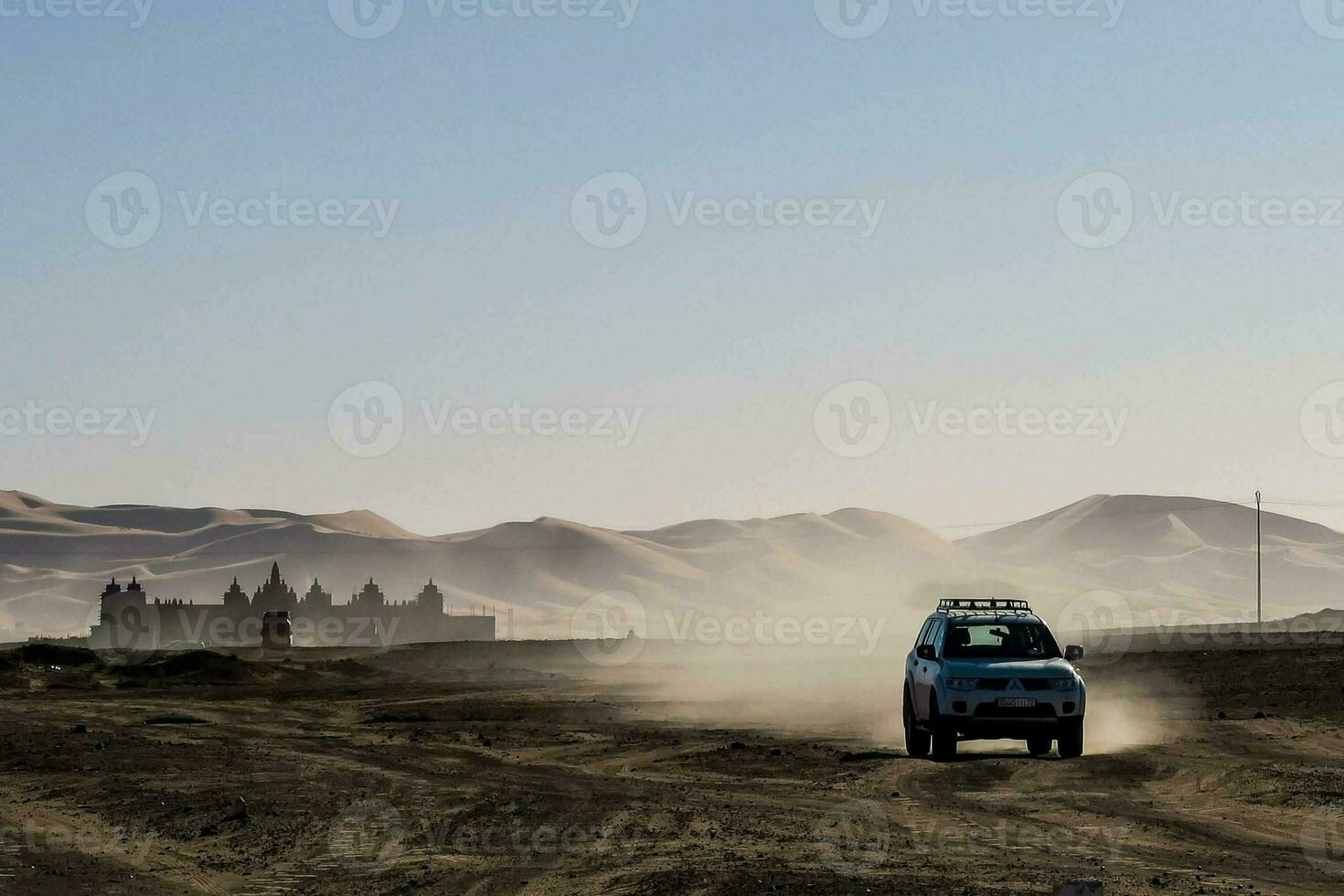 une voiture dans le désert photo