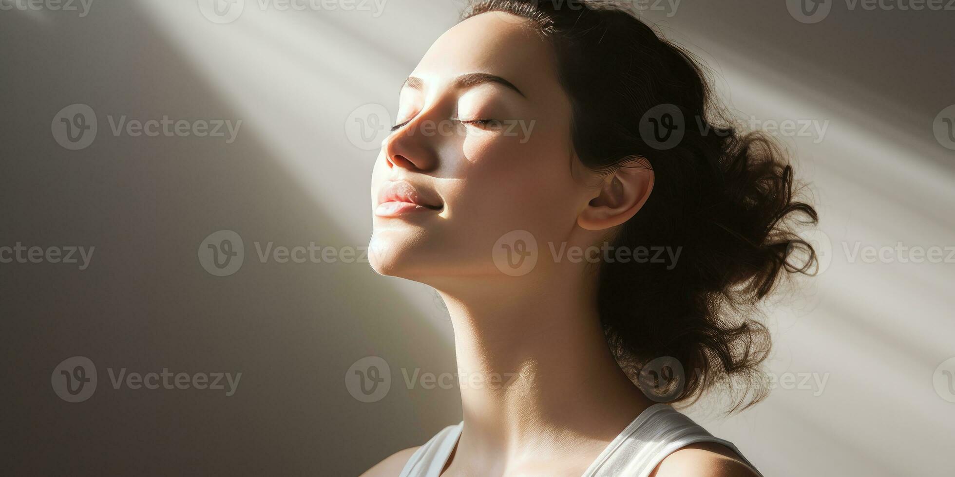 une Jeune femme avec sa yeux fermé permanent contre une lumière gris arrière-plan, génératif ai photo