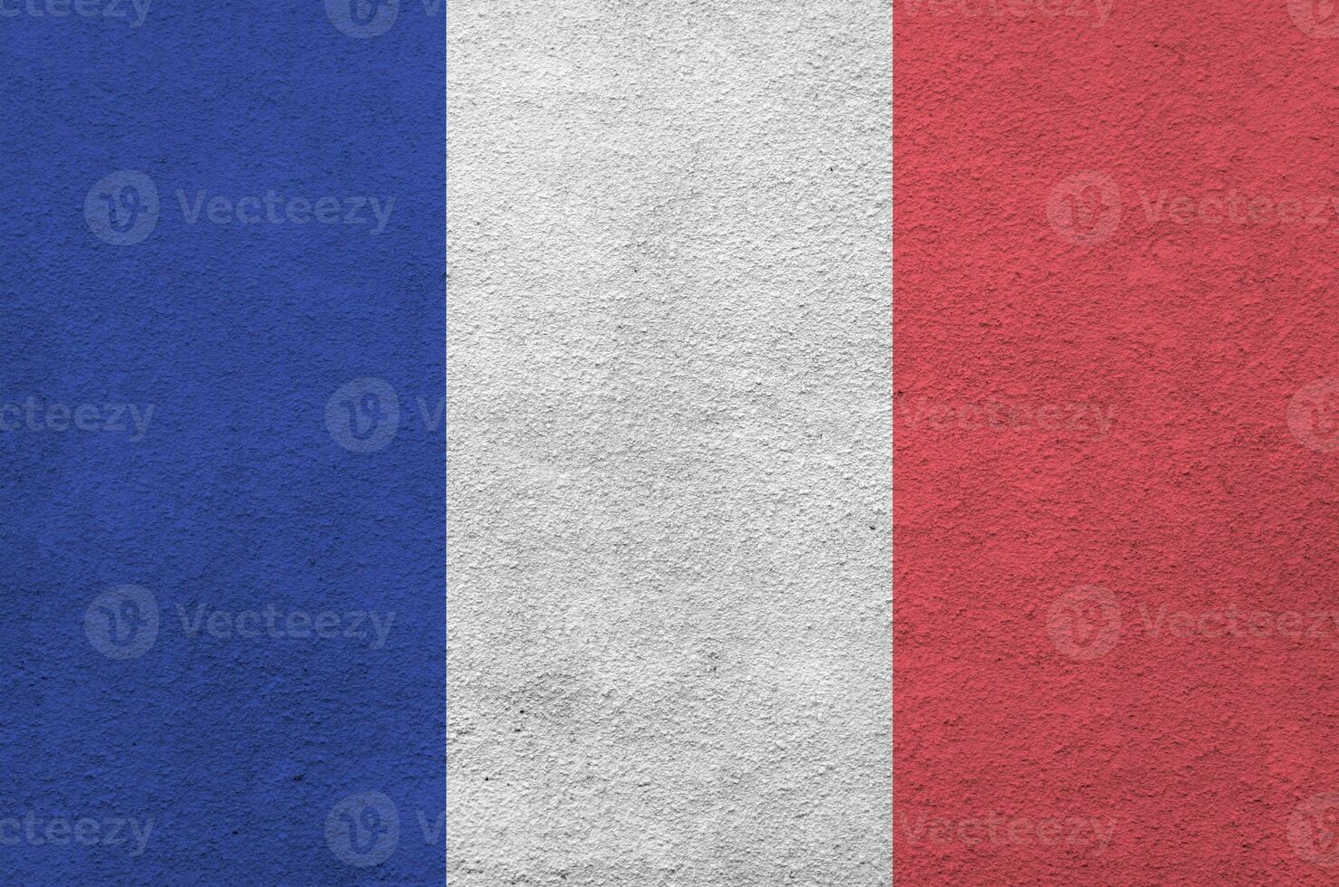 drapeau de la france représenté dans des couleurs de peinture vives sur un vieux mur de plâtrage en relief. bannière texturée sur fond rugueux photo