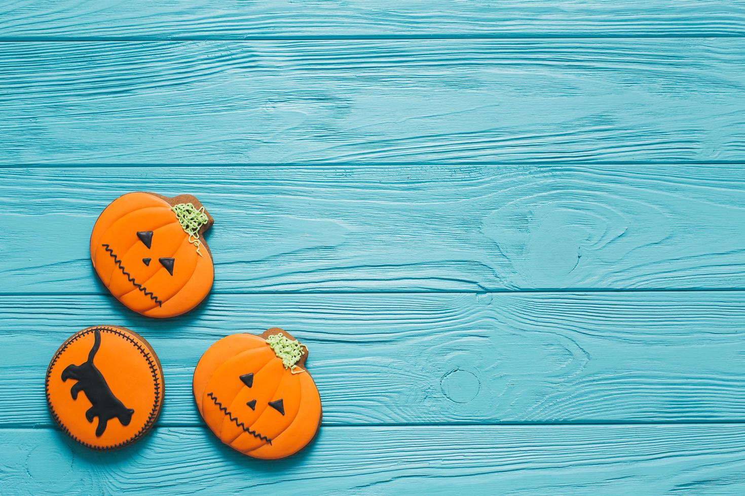 biscuits de pain d'épice d'halloween frais sur une table en bois bleue. photo