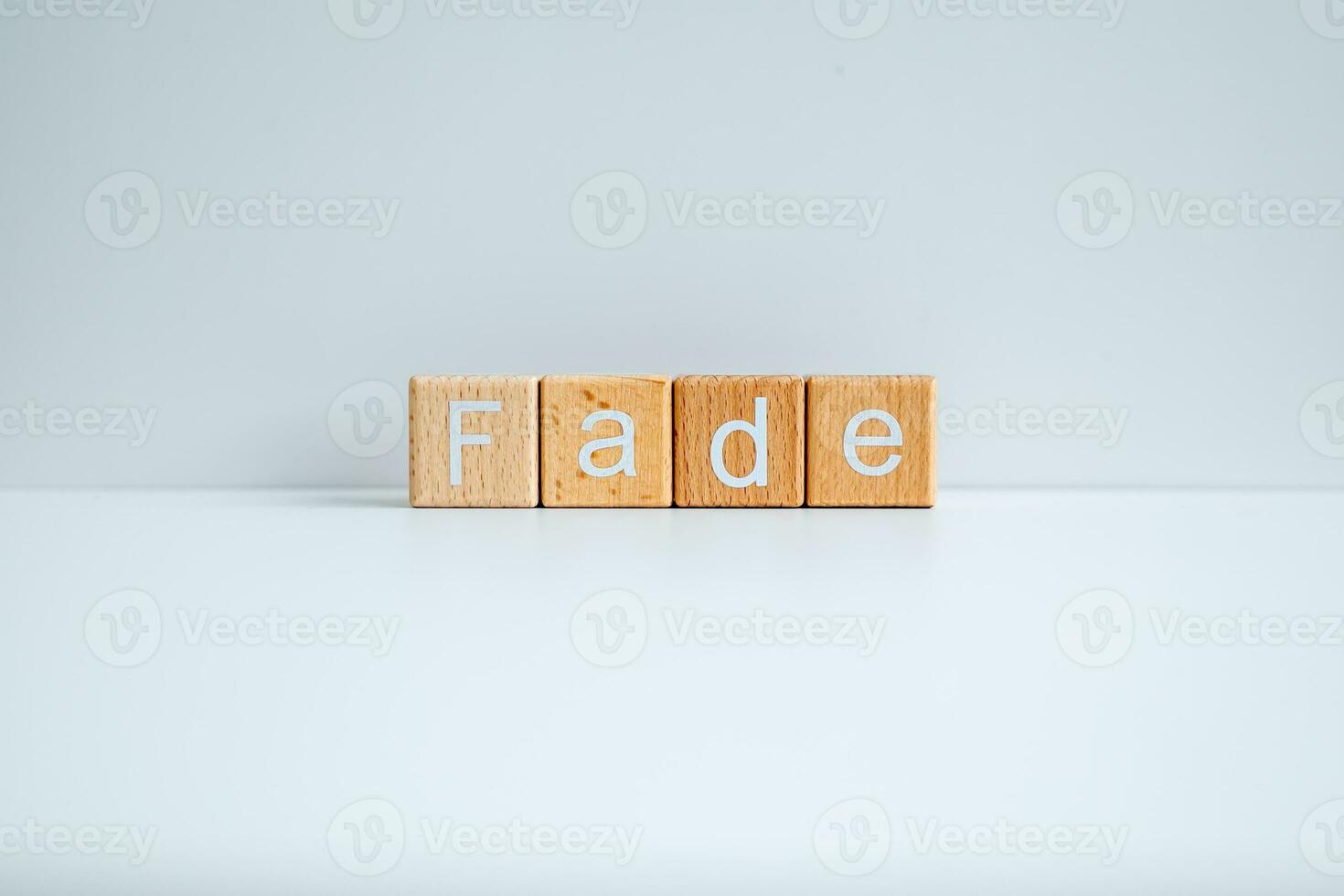 en bois blocs forme le texte s'estomper contre une blanc Contexte. photo